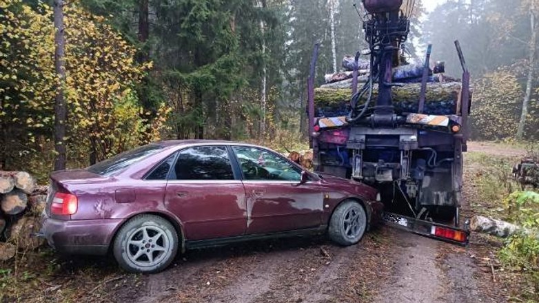 Miejsce kolizji na leśnej drodze