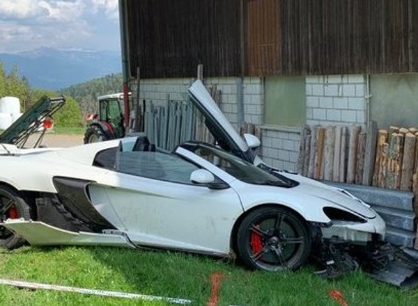 McLaren 650S Spider wbił się w stodołę