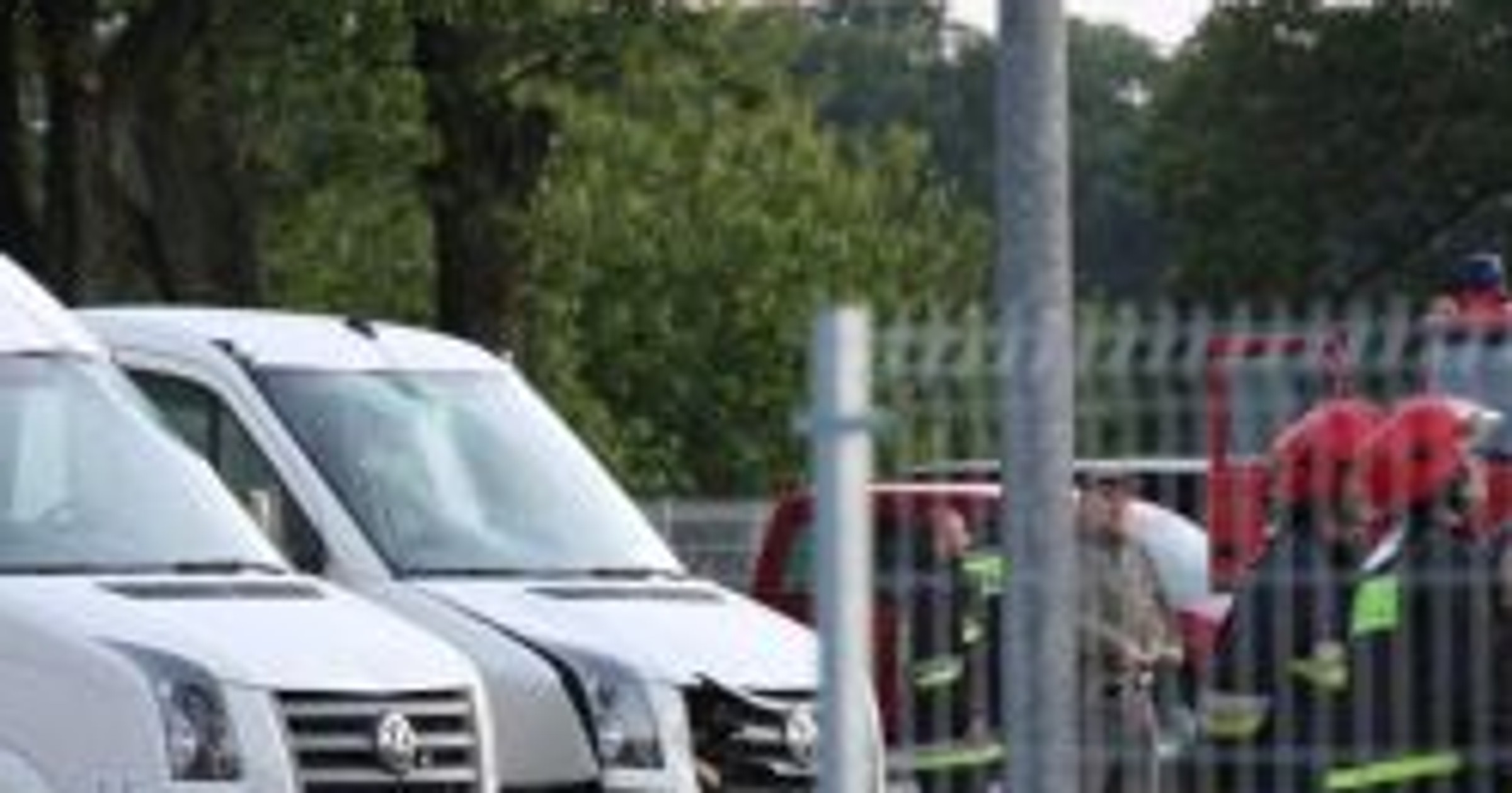 Drzewo uszkodziło 10 samochodów dilera VW Lellek