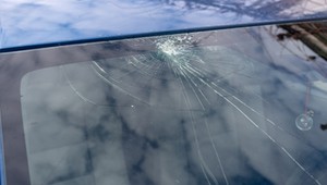 Pan Piotr skorzystał z ubezpieczenia szyb, zapłaci więcej za autocasco. To pułapka "miniubezpieczeń"