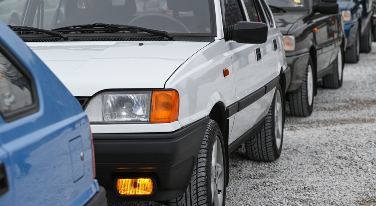Te auta były największymi hitami w Polsce 30 lat temu. Pozycja Toyoty i Poloneza zaskakuje