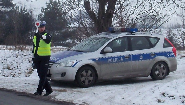 Mandat do pięciu tys. zł. Spadł śnieg, policja ruszyła więc z nową akcją