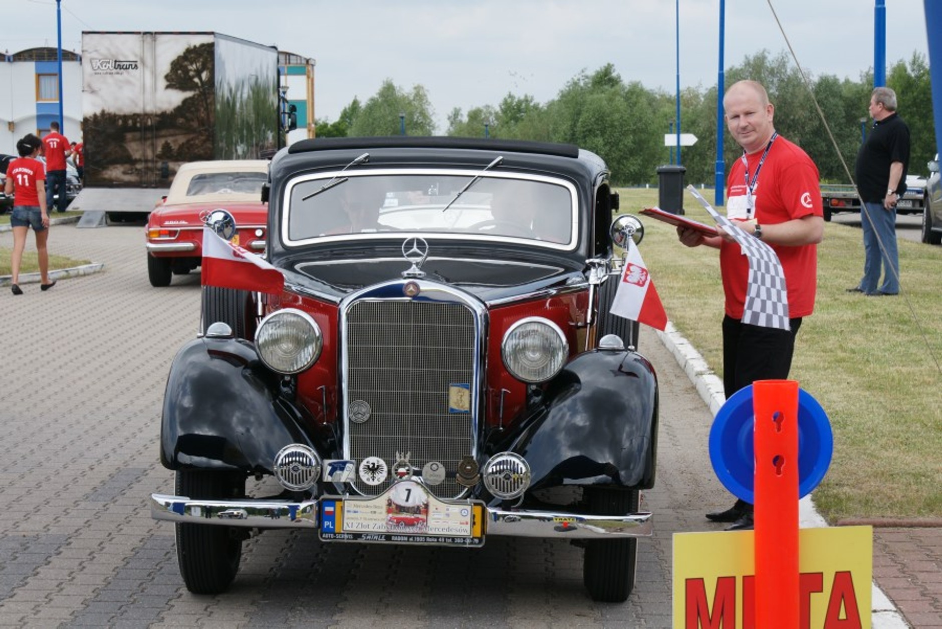 Mercedesy z żaglowcami w tle