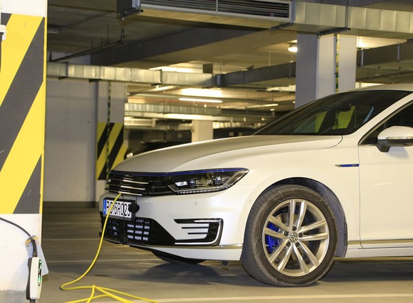 Hybrydy plug-in: połączenie wad aut spalinowych i elektrycznych czy idealne "dwa w jednym"?