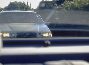 Mandaty za jazdę na zderzaku już spływają. To nie jest kolejny martwy przepis