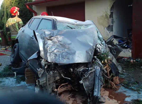 Samochód dosłownie przeleciał przez rondo