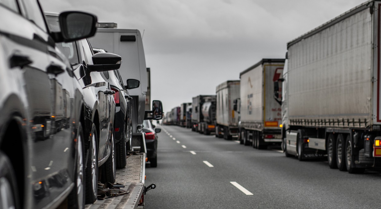 Wykorzystali korytarz życia do jazdy pod prąd. Popis bezmyślności