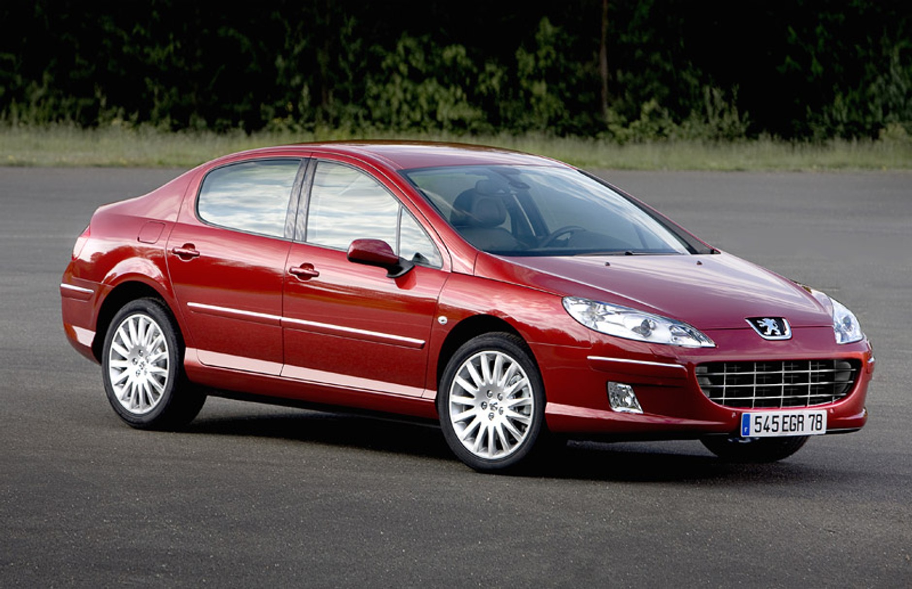 Odmłodzony Peugeot 407: w odpowiedzi na Lagunę i C5?