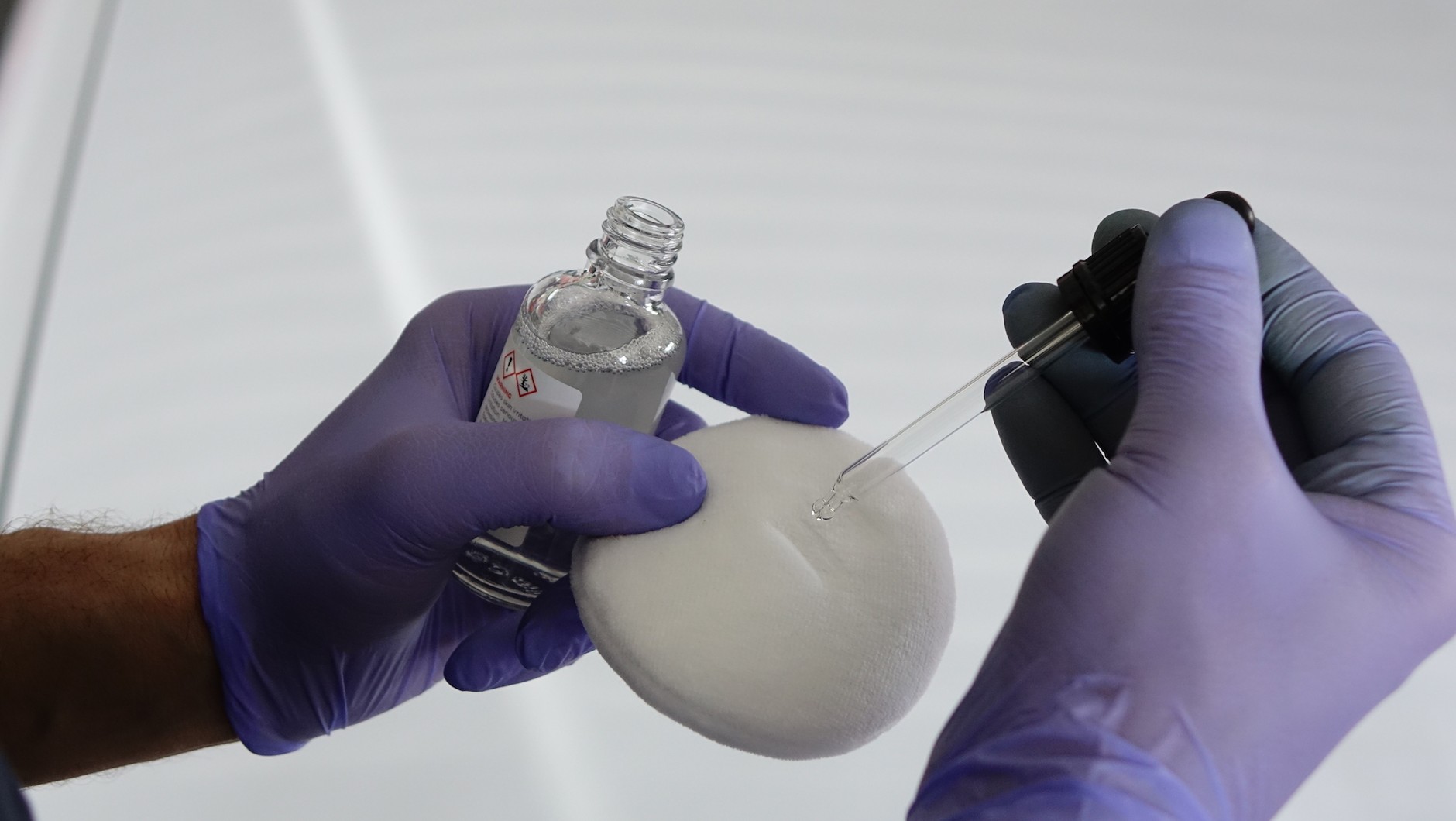 Nakładanie powłoki ceramicznej ma lakier: na cały samochód schodzi mała buteleczka preparatu, zwykle 30-50 ml 