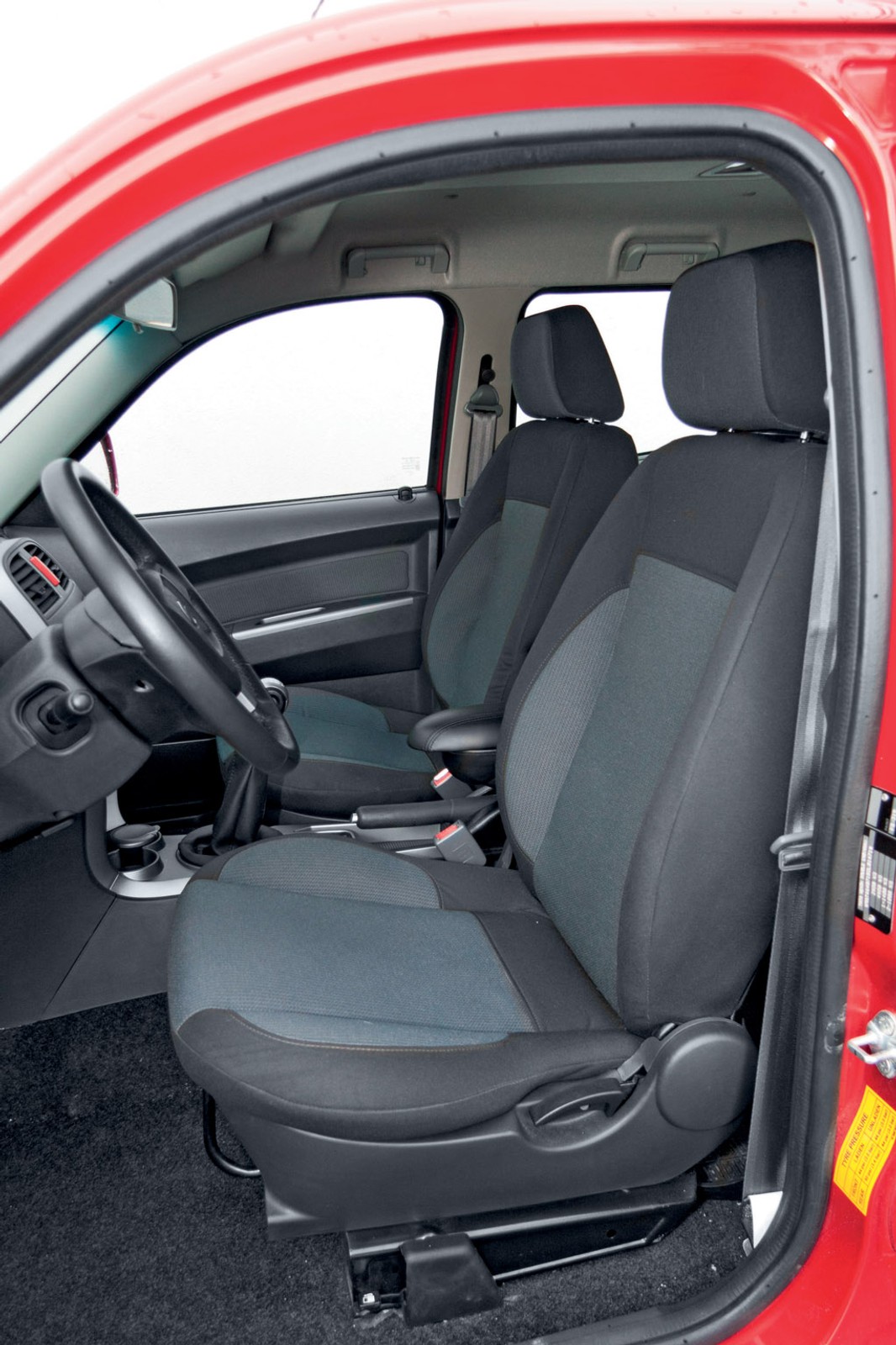 Chętni do ciężkiej pracy? Porównujemy najtańsze pikapy na naszym rynku