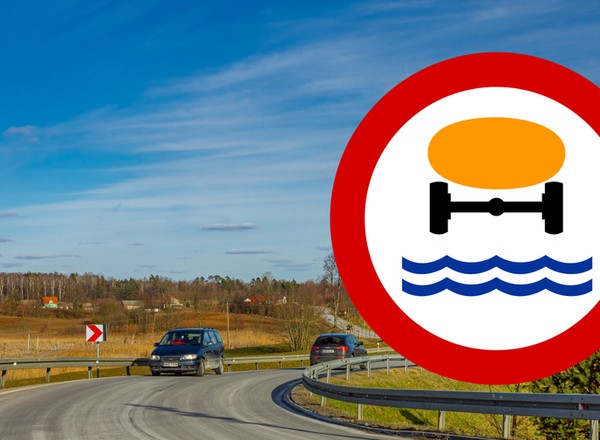 Znak z pomarańczową ciężarówką w wodzie. Czy wiesz, co oznacza?