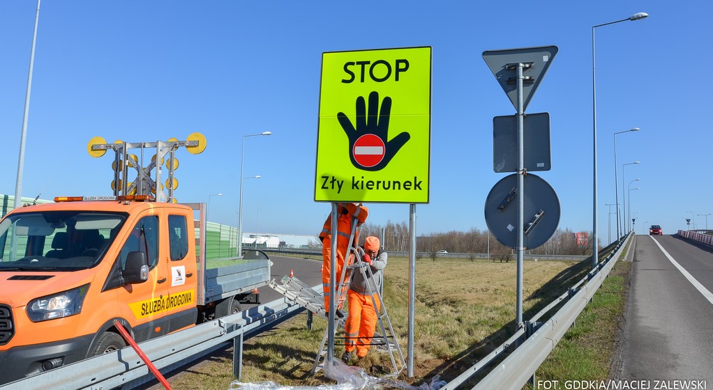 Jazda pod prąd. Znak "STOP Zły kierunek" (Zdjęcie ilustracyjne)