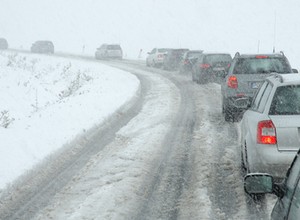 GDDKiA ostrzega kierowców. Na drogach zrobiło się zimowo