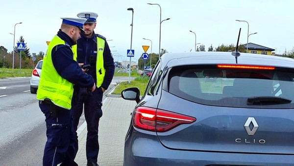 Czy podczas kontroli policjant może cię wylegitymować i od razu wlepić za to mandat 500 zł i 12 punktów? Wyjaśniamy