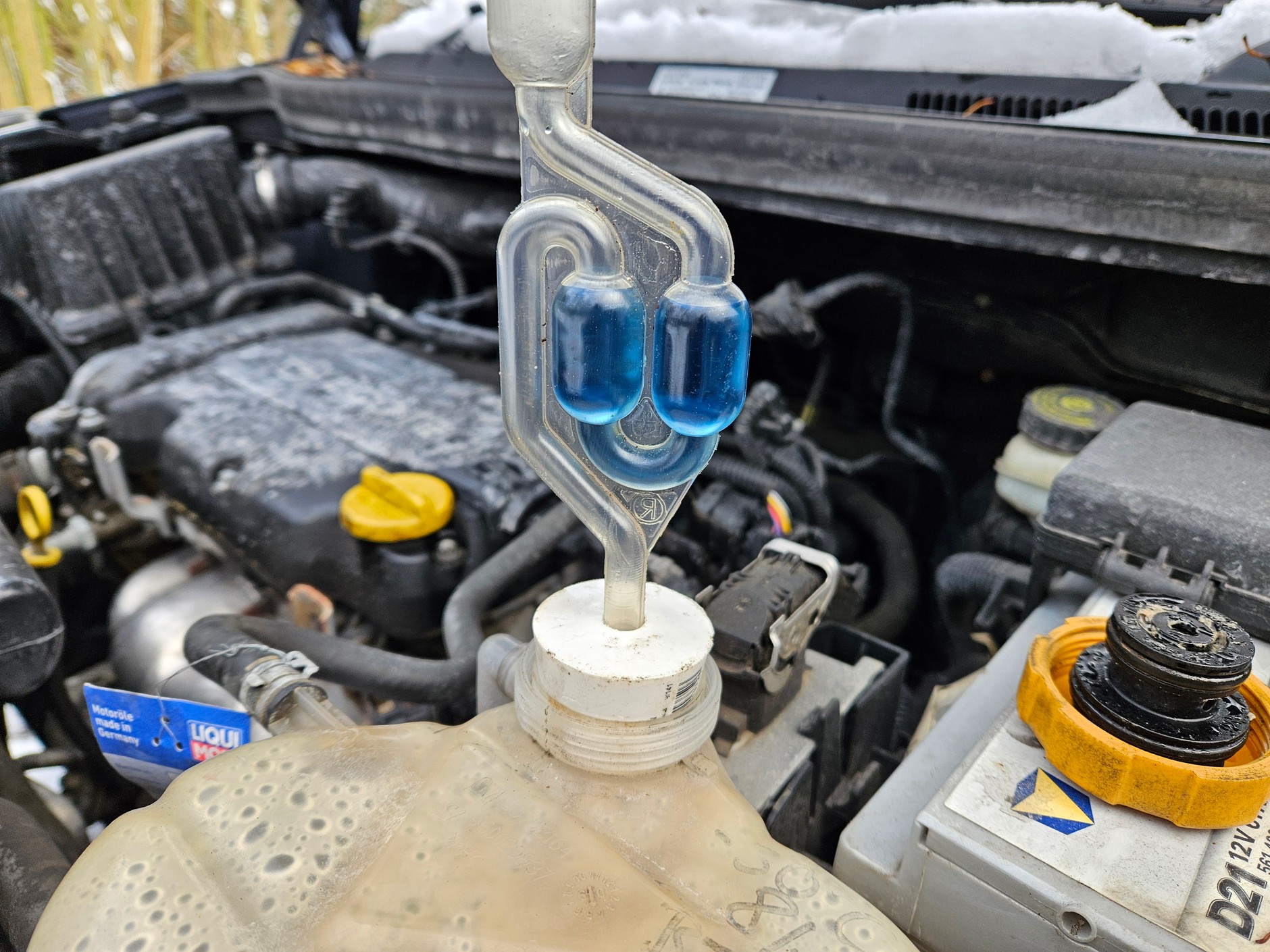 Jeżeli przez dłuższą chwilę przy rozgrzanym, pracującym silniku odczynnik nie zmieni koloru, to znaczy, że w układzie chłodzenia nie ma spalin. Jeśli płyn przebarwi się na zielono lub żółto, to jest to niepokojący sygnał.