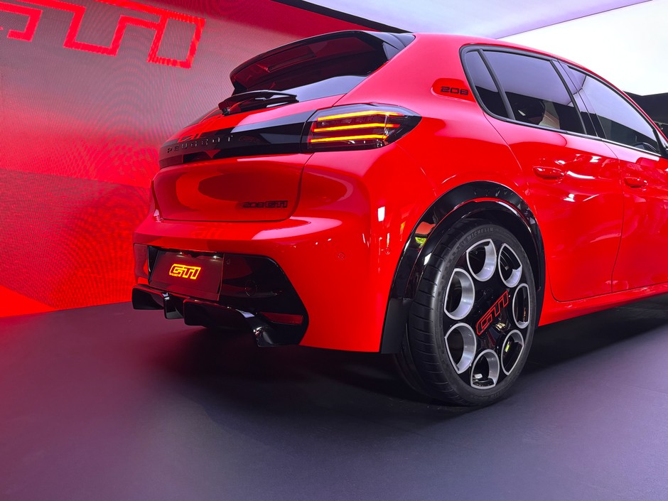 Peugeot e-208 GTi 2025