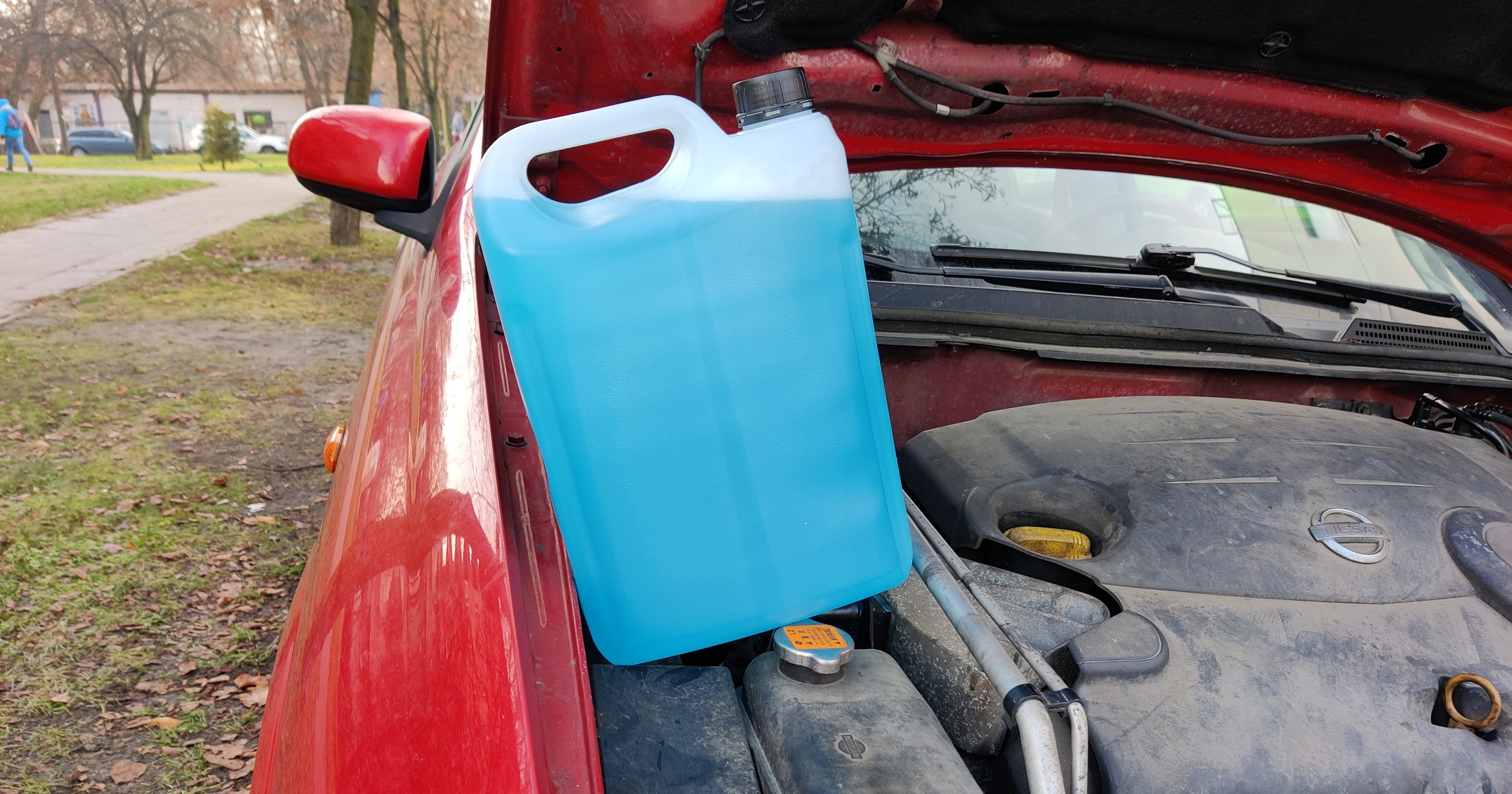 Lepiej kupić tani czy drogi zimowy płyn do spryskiwaczy?