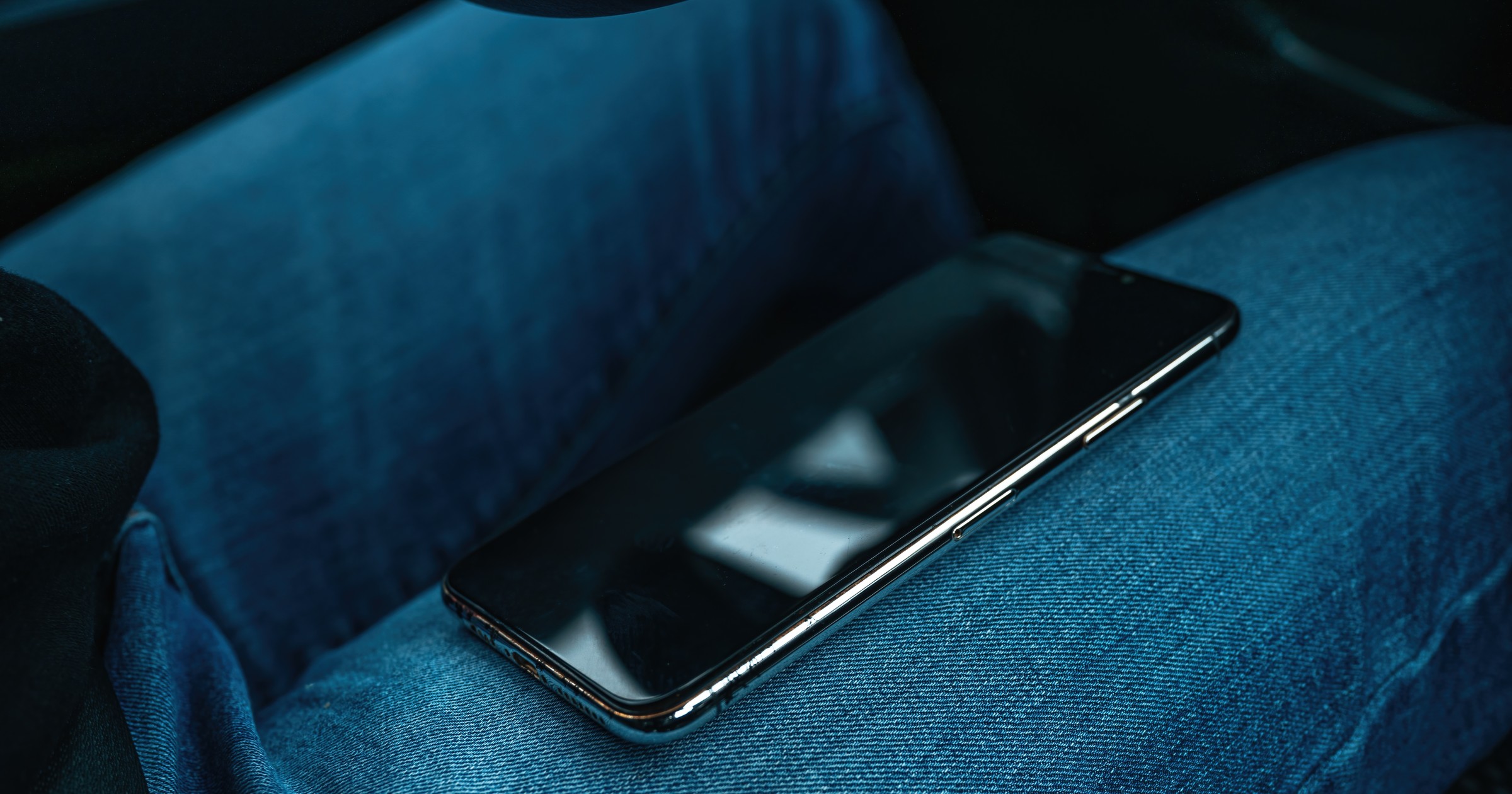 Telefon na kolanie kierowcy to zły i niebezpieczny pomysł