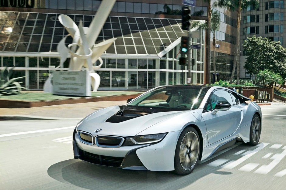 bmw i8 – hybryda typu plug-in. Oprócz 3-cylindrowego silnika ma również elektryczny. Łączna moc układu wynosi 362 KM