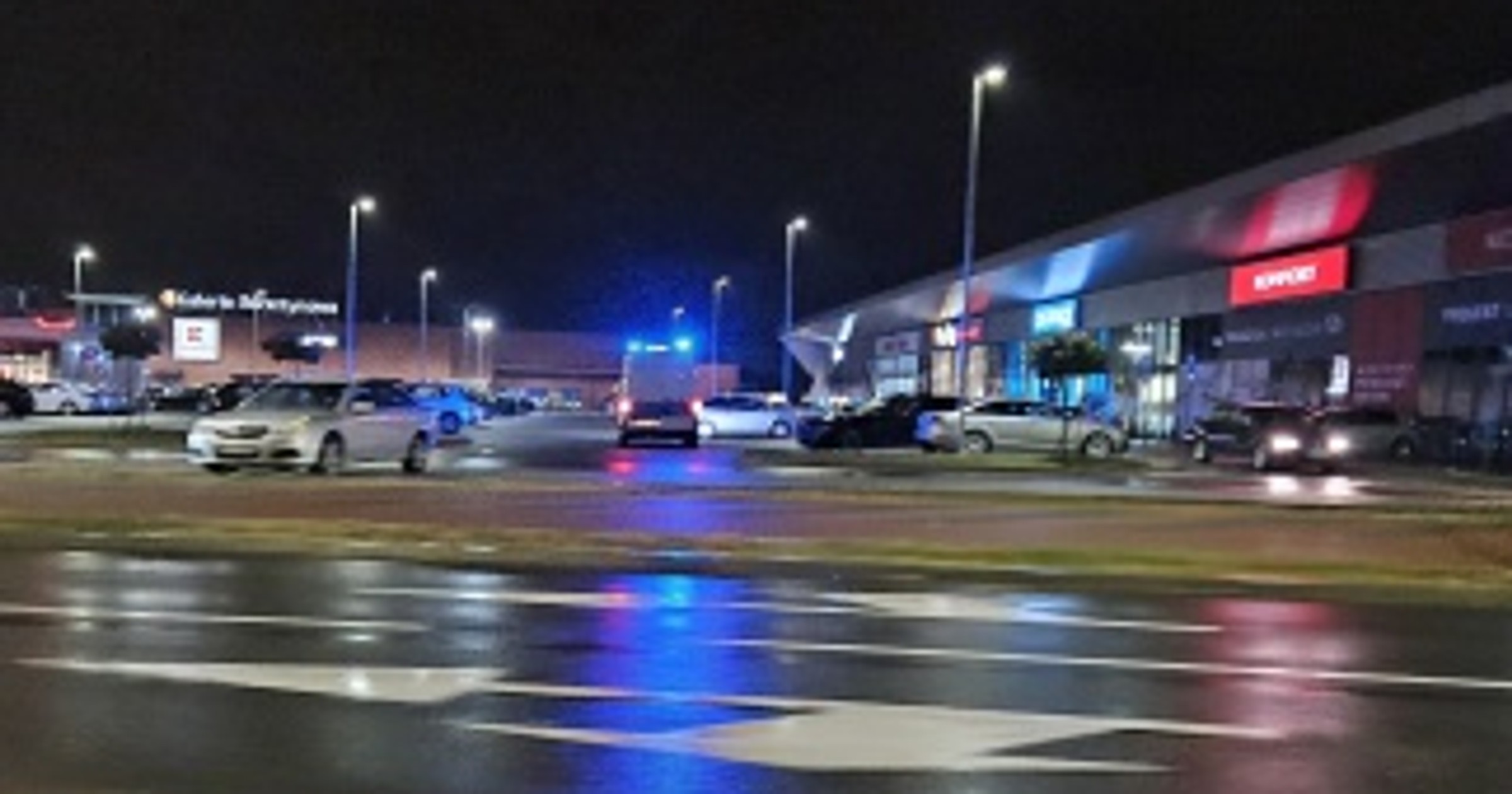 Uderzyła w wysepkę i w znak drogowy. Policjant zauważył ją kilkadziesiąt metrów dalej
