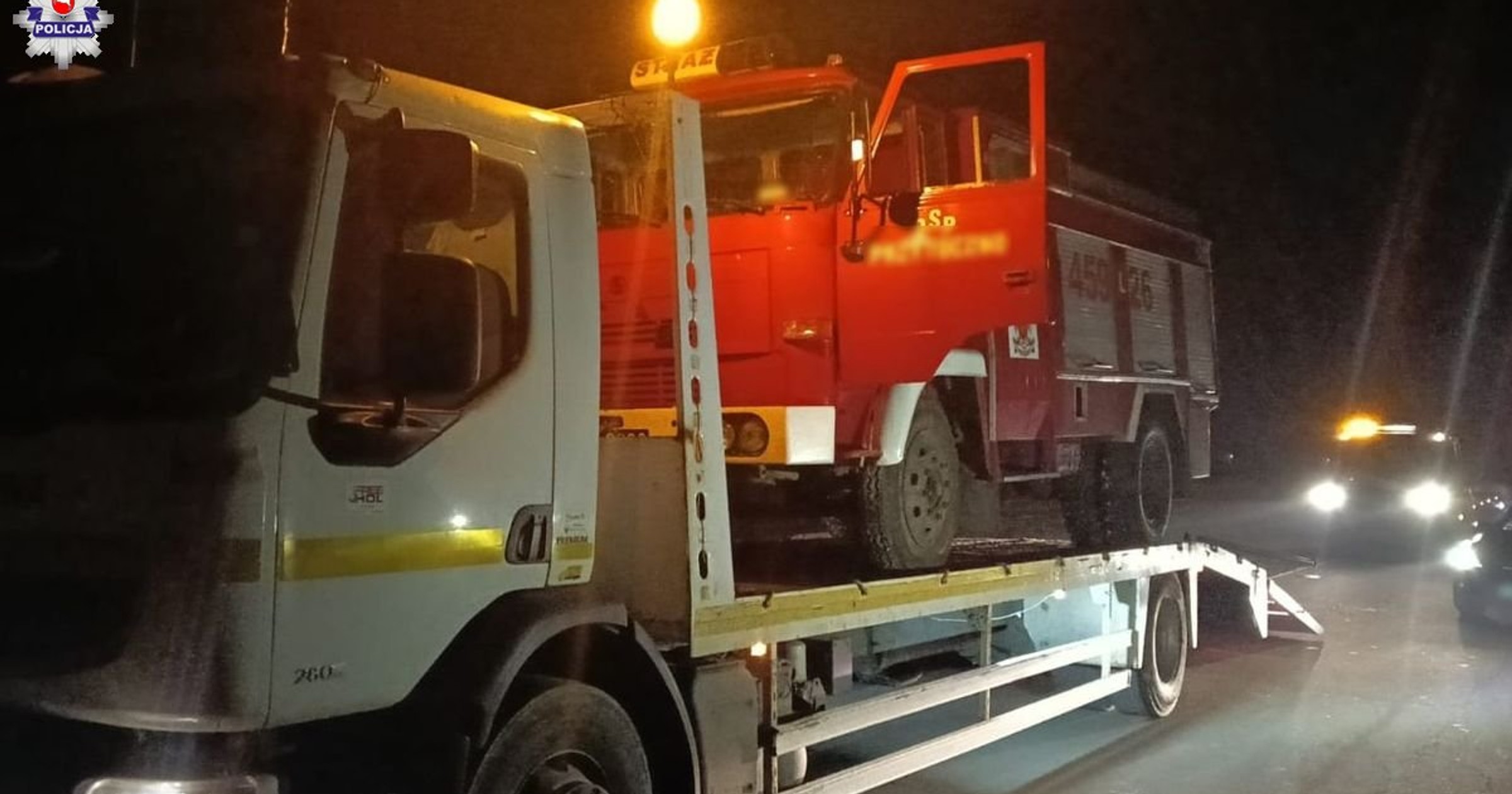Policja zatrzymała do kontroli wóz strażacki. Jadący nim mężczyźni w ogóle nie powinni wyjechać na drogę