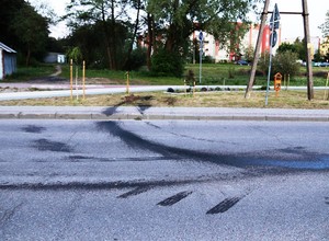 Był tak pijany, że pomylił drogę z chodnikiem. Wpadł przez jeden szczegół [ZDJĘCIA]