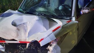 18-latka wjechała w ogrodzenie i latarnię. Okazało się, że jeszcze nie odebrała dokumentu
