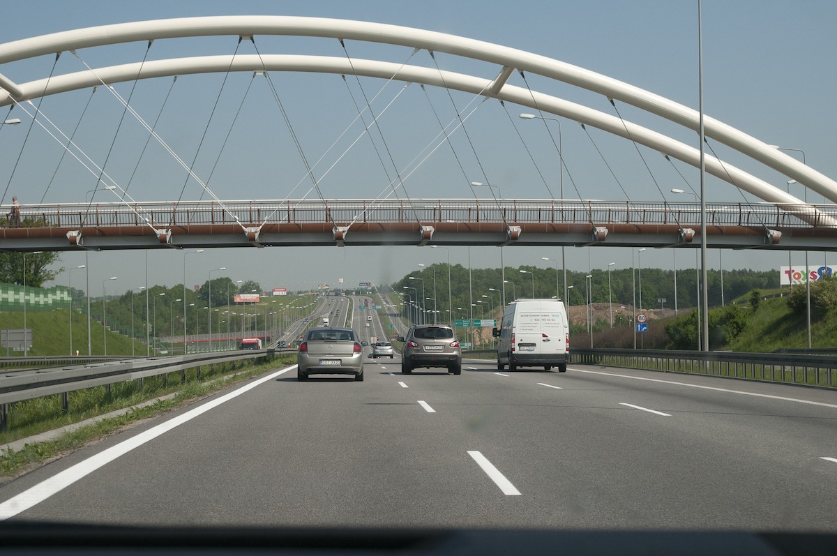 Kierowcy w miarę możliwości powinni trzymać się prawego pasa