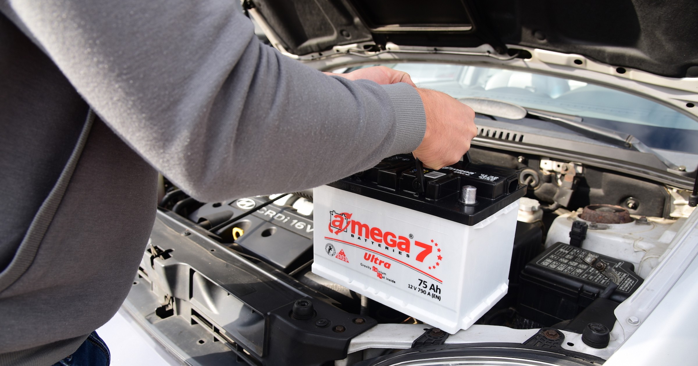 Amega – największy na Ukrainie producent akumulatorów. Teraz firma podbija z powodzeniem Polski rynek. Na zdjęciu akumulator A-mega Ultra (M7), który charakteryzuje się odlewanymi grawitacyjnie elektrodami, które są grubsze i mają większą masę w porównaniu z ciętymi elektrodami, dzięki czemu zwiększona jest ich wytrzymałość mechaniczna  
