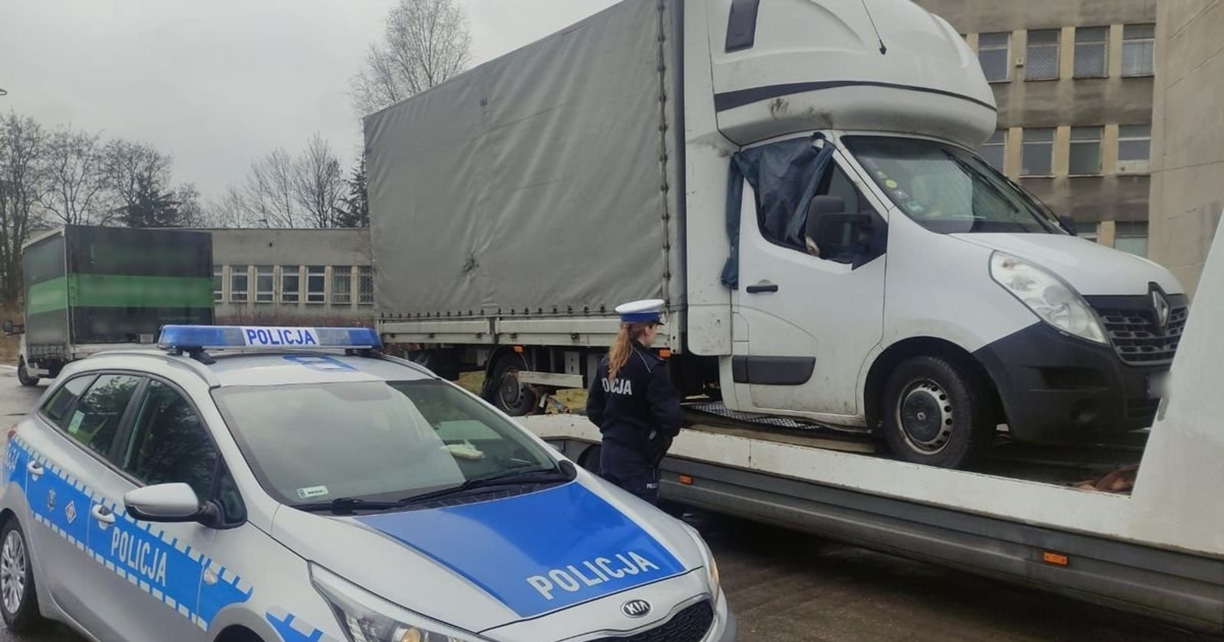 Policjanci rozbili szybę samochodu dostawczego, by dostać się do niereagującego mężczyzny 