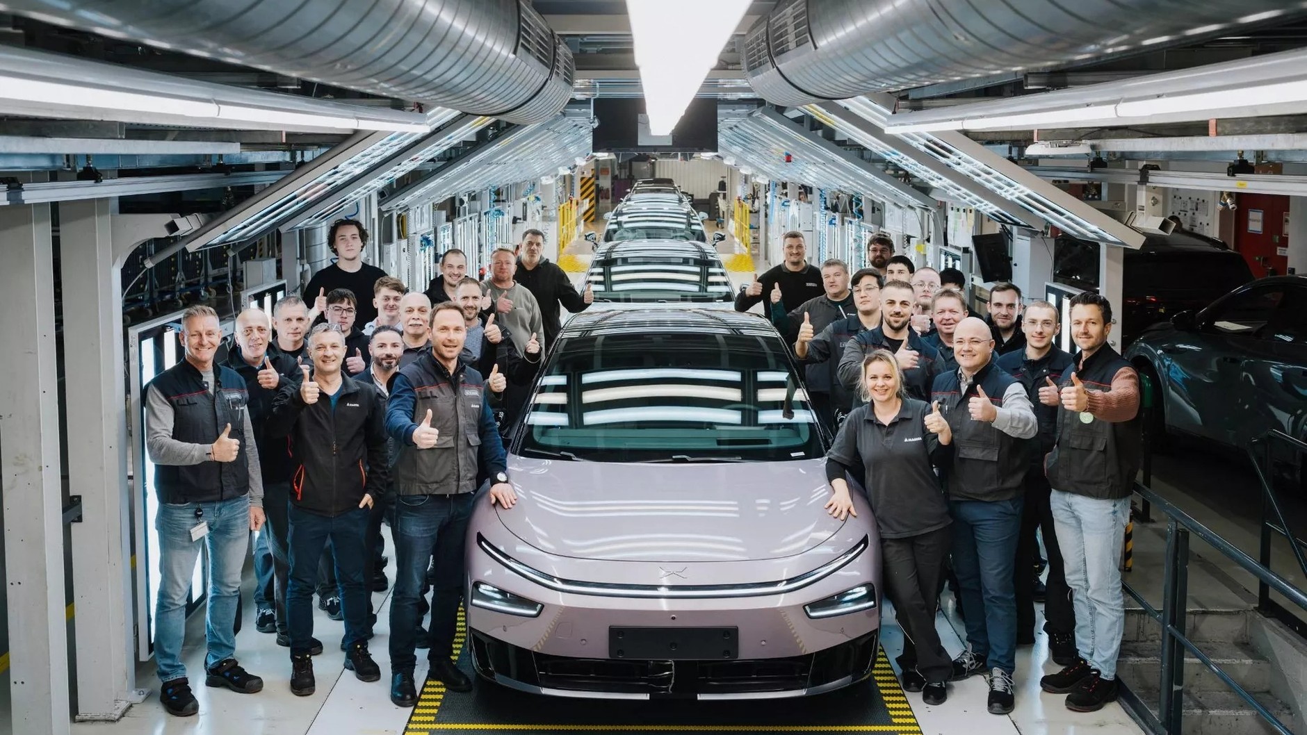 Xpeng P7+ na linii produkcyjnej w europejskiej fabryce Magna Steyr (Graz, Austria)