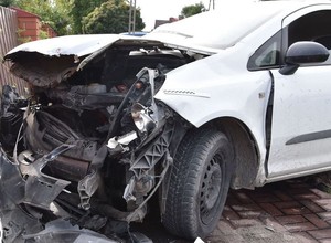 Musiał odbić, żeby nie trafić rowerzystki. Uderzył w inne auto i płot. Czy kobieta miała OC?