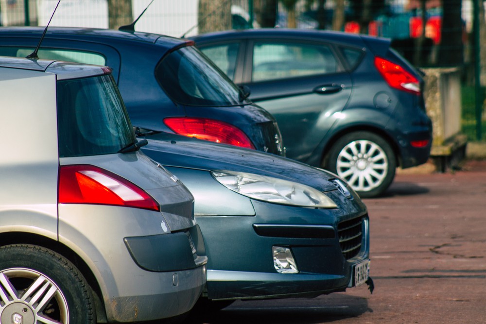 Rzeczywiście może być tak, że prawo zabrania kierowcy zaparkować tyłem do budynku. Co do zasady jednak tabliczki na elewacjach nie mają mocy prawnej
