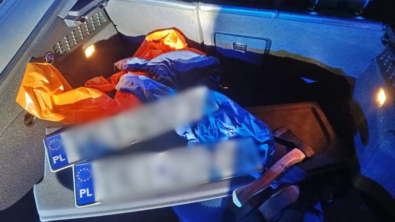 Policjanci po pościgu zatrzymali kierowcę sportowego audi