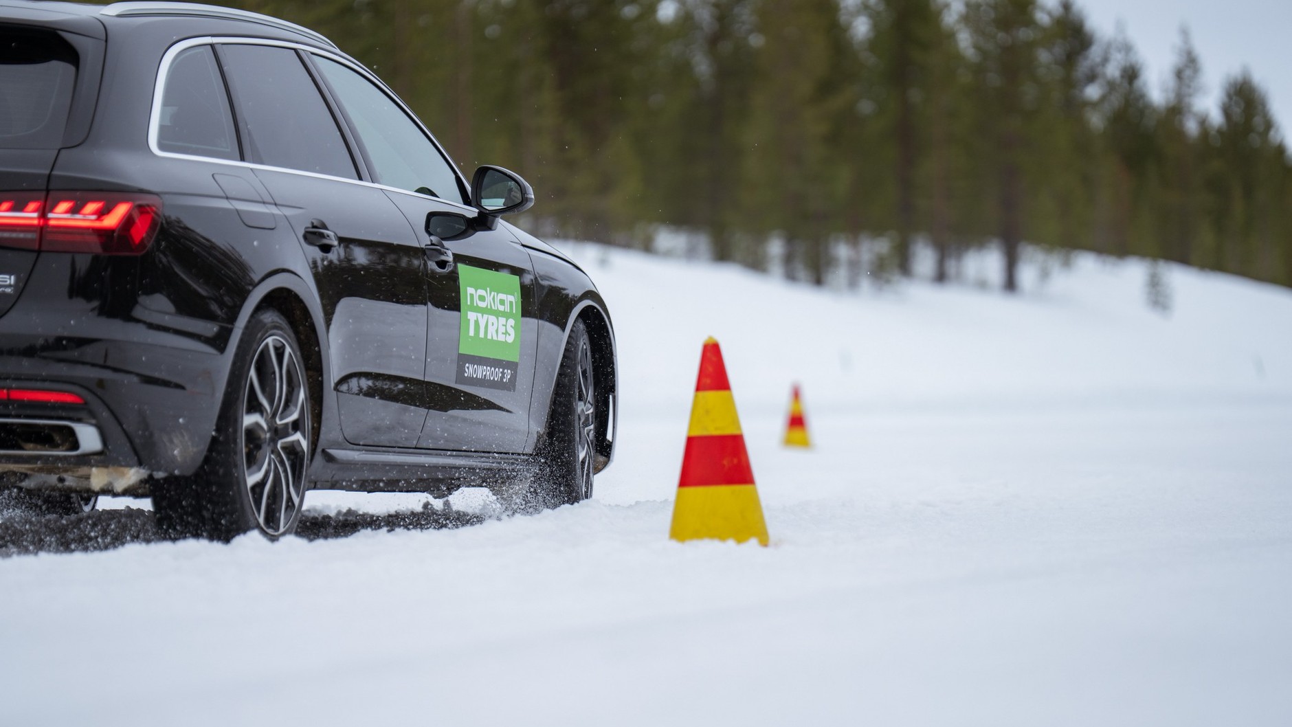 Slalom na śniegu w centrum Nokiana w Ivalo