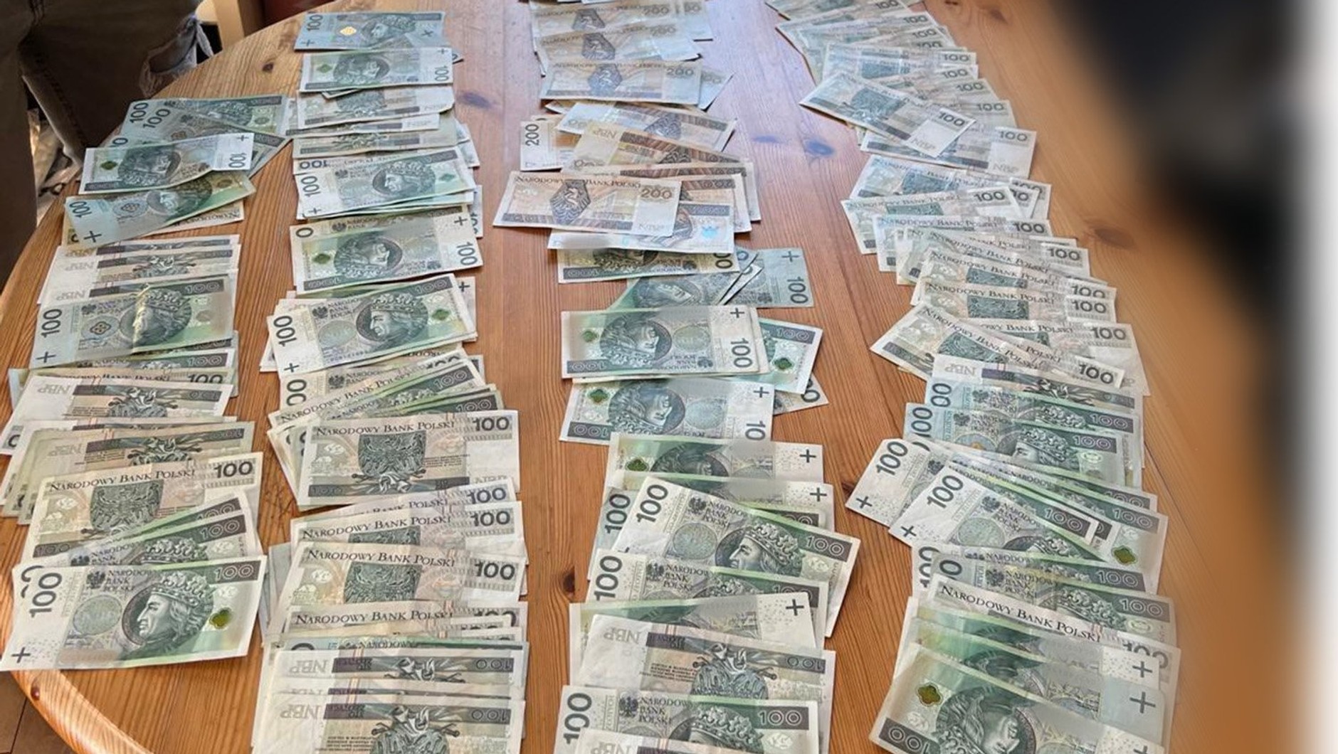 Funkcjonariusze znaleźli u podejrzanych nie tylko pojazdy, ale też sporo gotówki