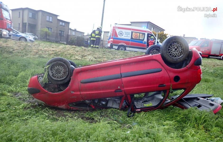 Auto wypadło z drogi i dachowało; za kierownicą 15-latek