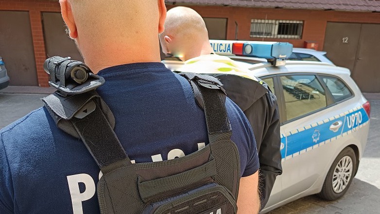 Potrącił 82-latkę i zawiózł ją do szpitala do innego miasta, a potem podmienił tablice. To był początek przestępczej kumulacji