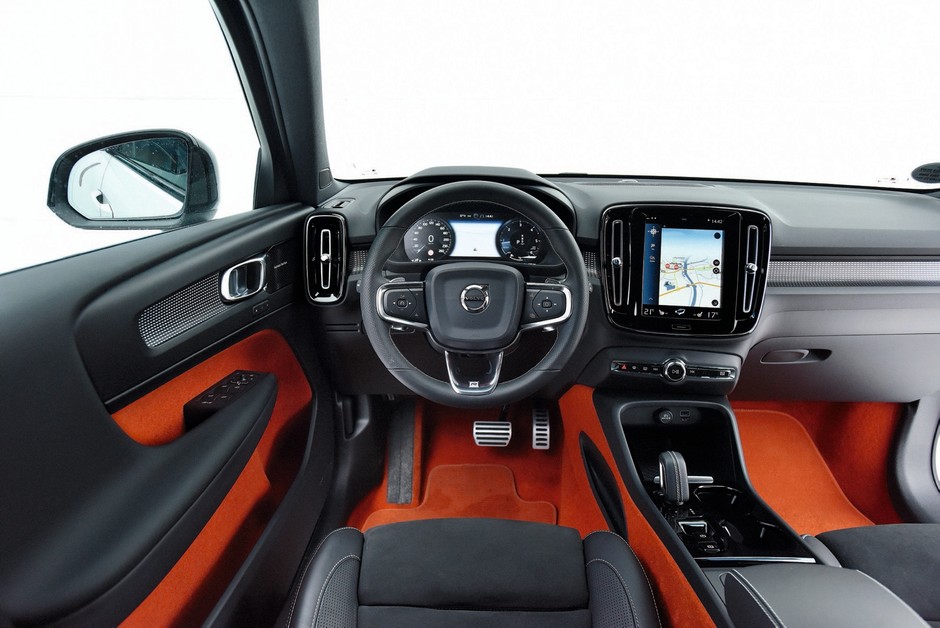 Drzwi do klasy premium otwarte? Porównanie: Volvo XC40 vs. Audi Q3, BMW X1