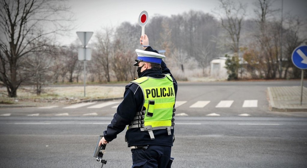 Policjanci wlepiają mandaty za niezatrzymanie się przy znaku stop