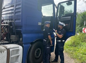 Policjanci zatrzymali rumuńskiego kierowcę ciężarówki. Musiał pojechać inną trasą