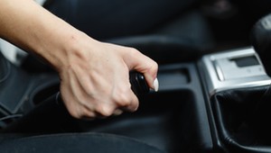 Na ręcznym czy na biegu? No i na którym biegu? Jak zostawiać auto, gdy idzie mróz