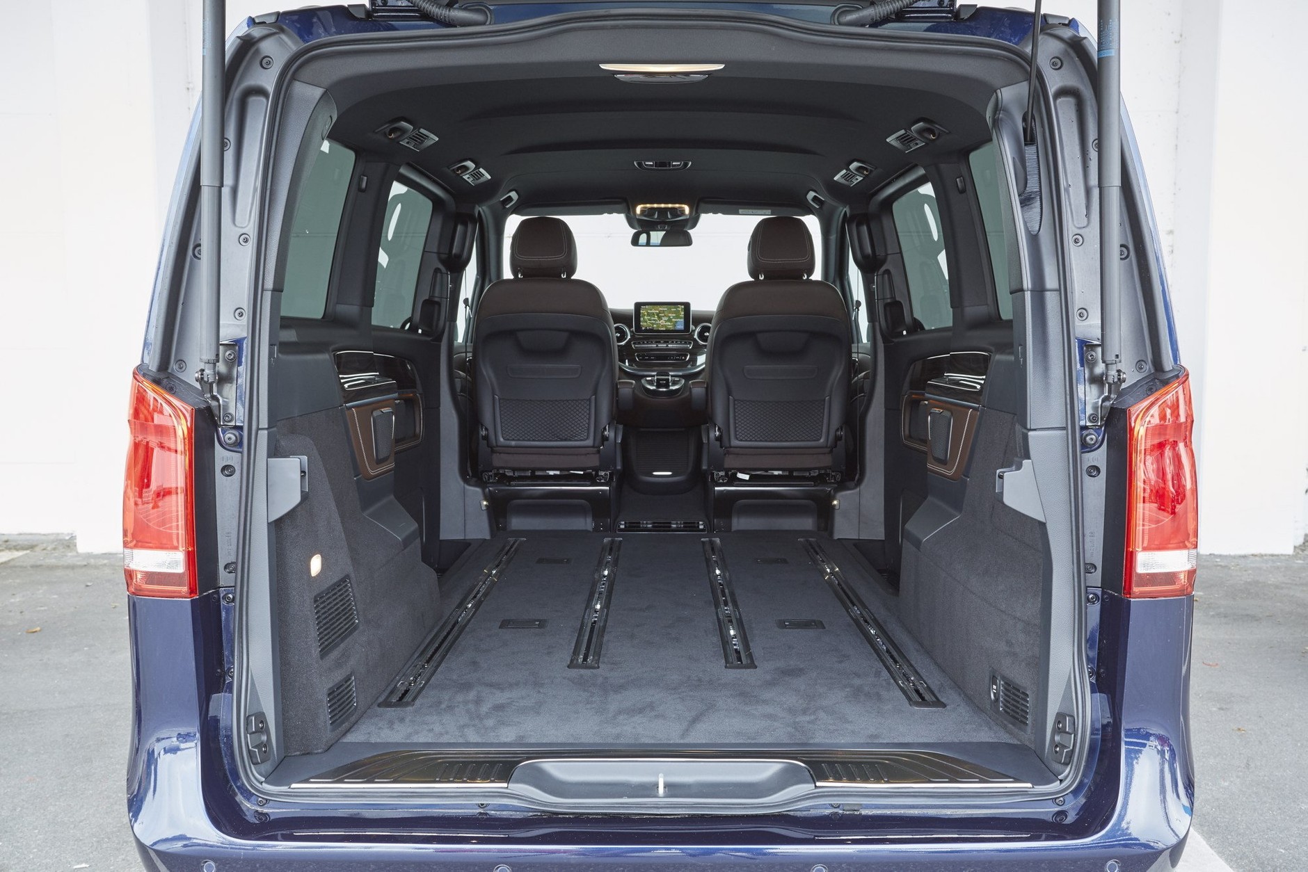 Porównanie: Volkswagen T6 2.0 BiTDI droższy od Mercedesa V 250 d