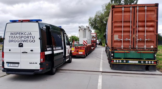Inspektorzy ITD skontrolowali ciężarówkę. Wiozła drobnicę, ale wykryto szokujące przeciążenie