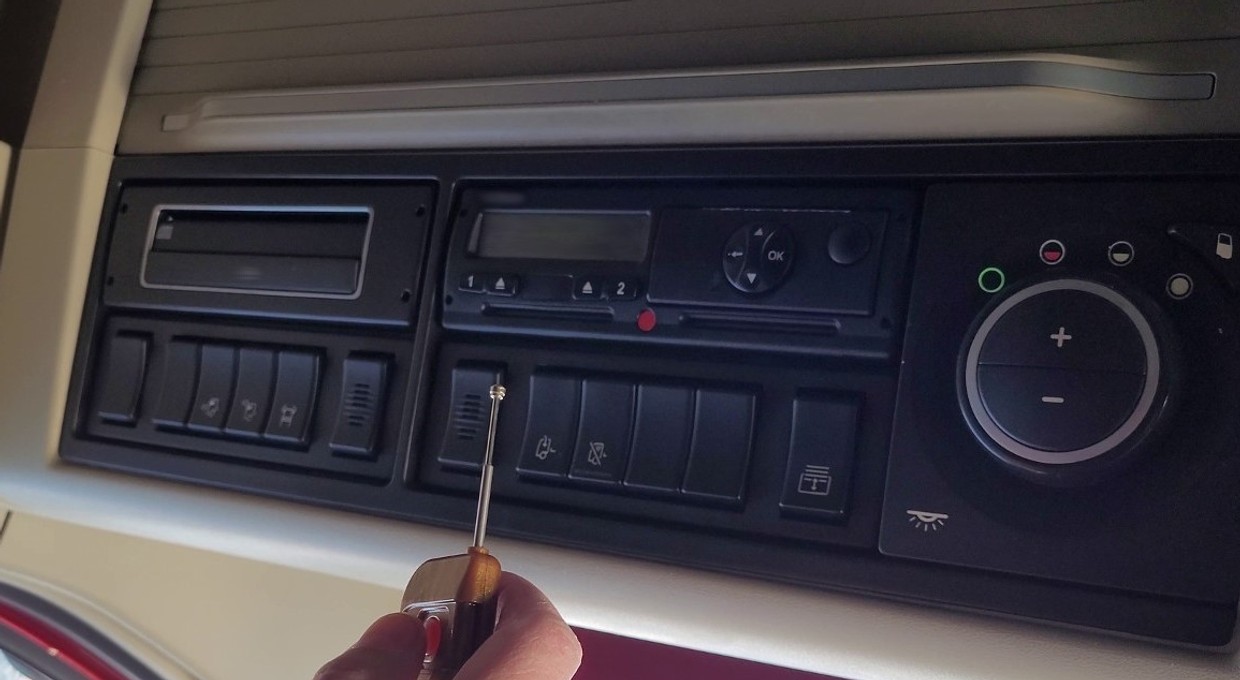 ITD wykryła w łotewskiej ciężarówce coś dziwnego. Wtedy kierowca wyjął pilota [WIDEO]