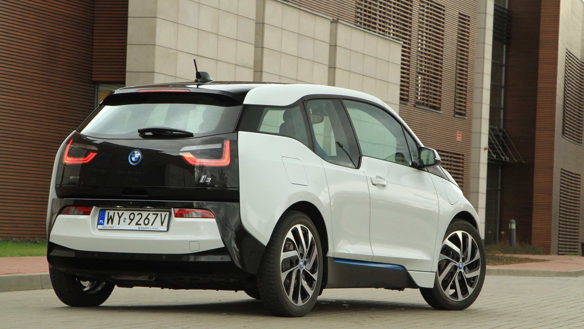 Nadwozie BMW i3 wykonano w dużej części z tworzyw wzmacnianych włóknem węglowym. Dzięki temu jest sztywne, lekkie i równoważy wysoką masę akumulatorów.