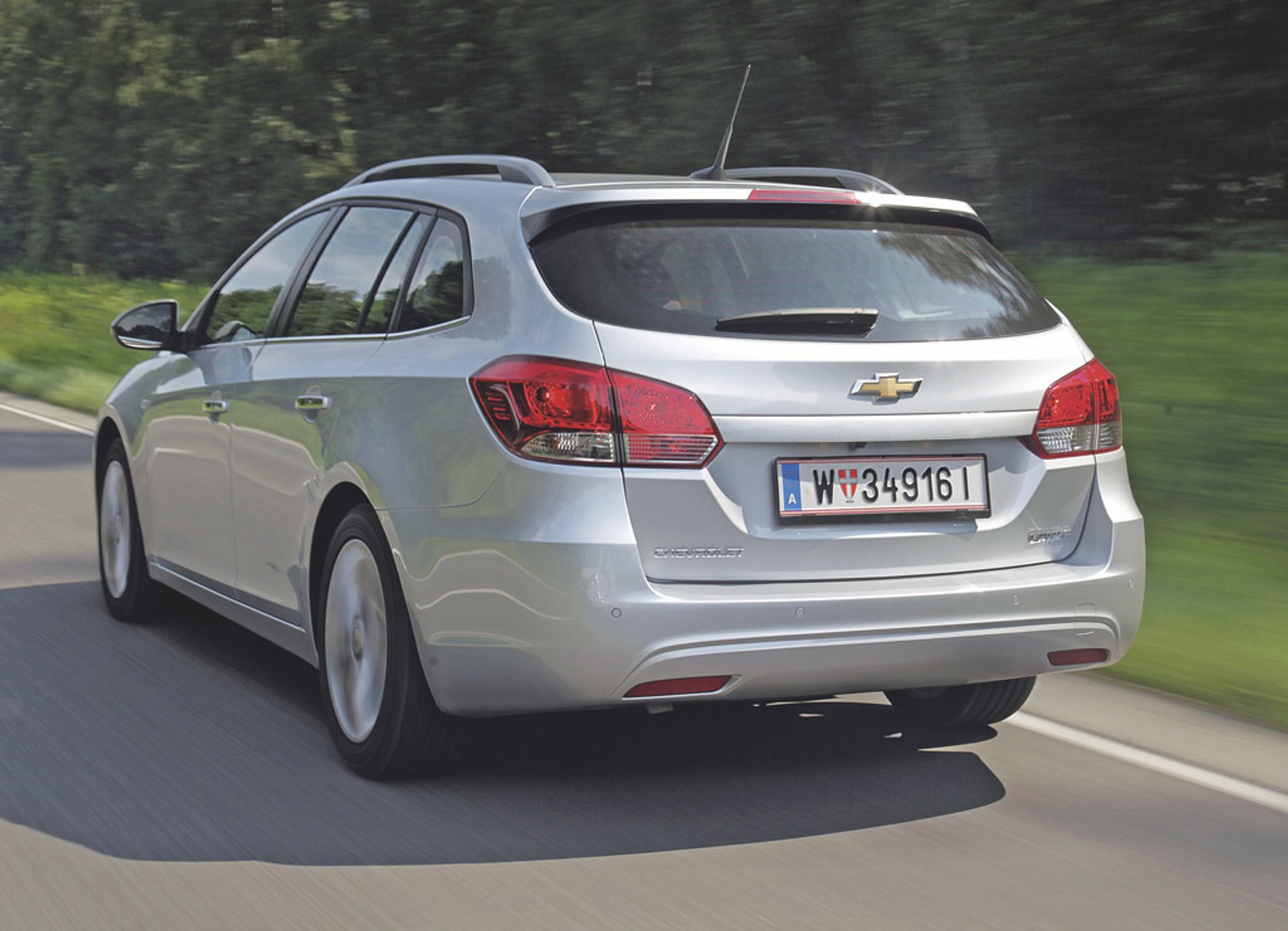 Chevrolet Cruze Kombi kontra Opel Astra Sports Tourer: które kombi jest lepsze