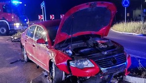 Samochód przeleciał nad rondem. Kierowca "nie zauważył" skrzyżowania