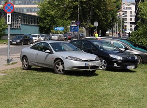 Kierowcy parkują, gdzie tylko się da. Problem w nadmorskich kurortach
