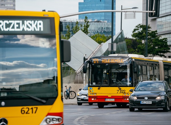Czy kierowca autobusu ma obowiązek włączyć klimatyzację? Pasażerowie często na to narzekają
